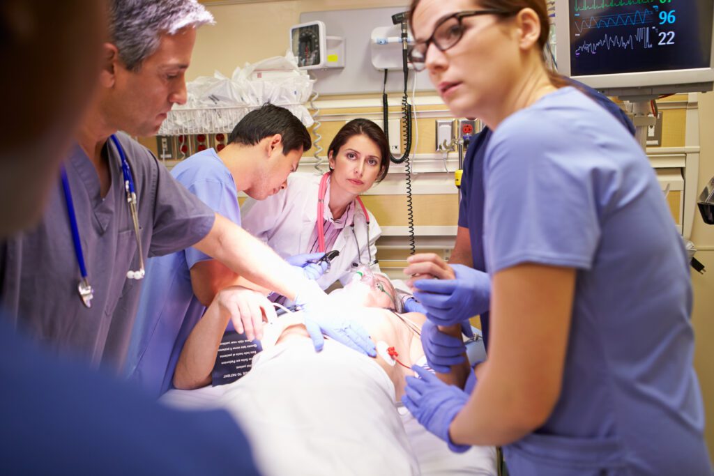 Equipe médica realiza atendimento de emergência em paciente inconsciente