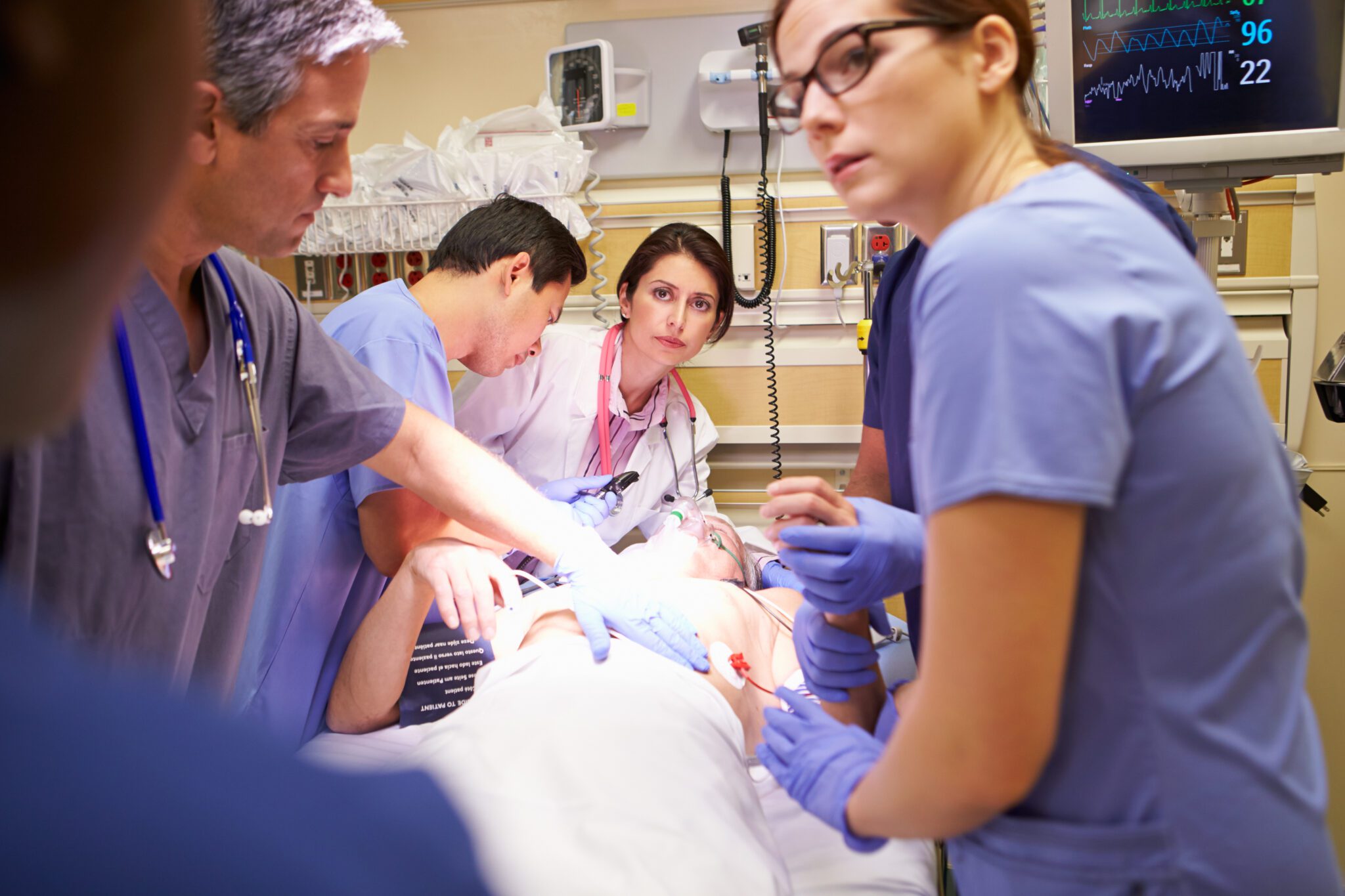 Equipe médica realiza atendimento de emergência em paciente inconsciente