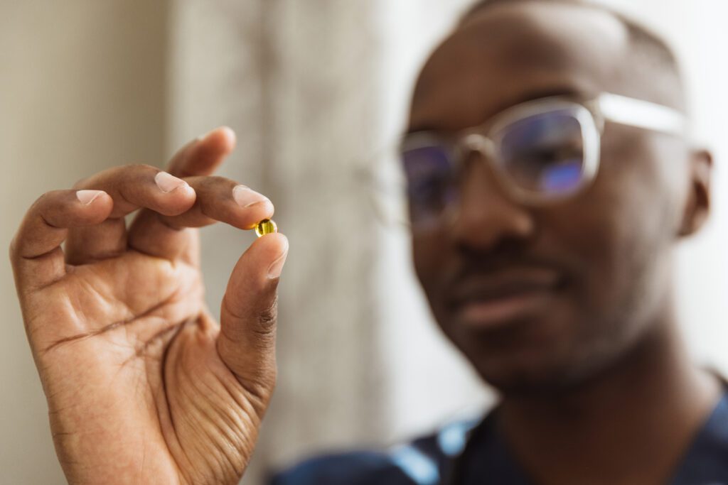 Médico avaliando uma cápsula de vitamina D